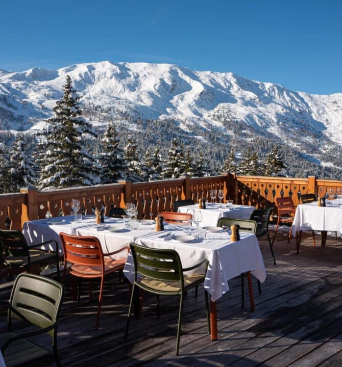 terrasse-exterieure-beefbar-au-coucou-meribel