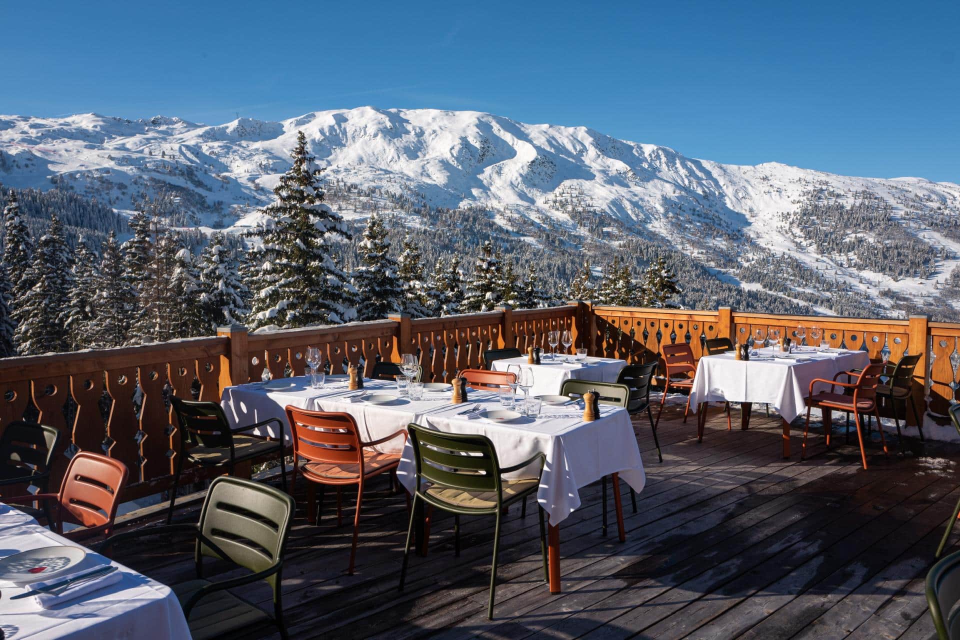 terrasse-exterieure-beefbar-au-coucou-meribel